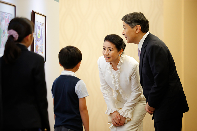 このときも腰をかがめて熱心に耳を傾けられるお二人（2019年9月7日、Ph／JMPA）