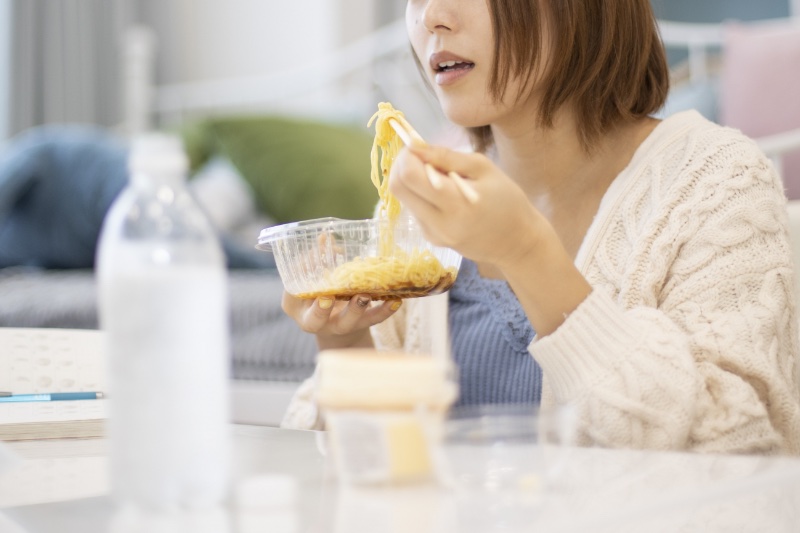 麺を食べる女性