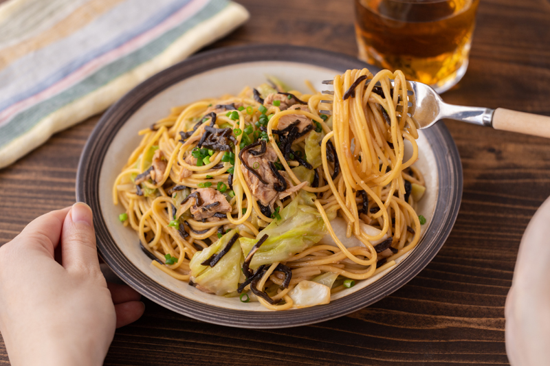 栄養満点で食べ応えあり！めんつゆとバターが絶品「ツナキャベツの和風パスタ」