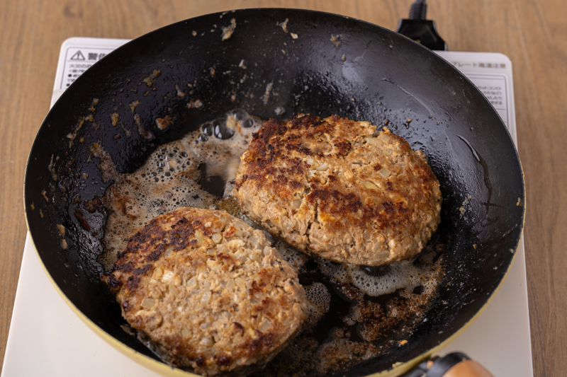 】フライパンを中火で熱し、両面焼き色がつくまで肉だねを焼く。焼き色がついたら蓋をして、強めの弱火で6分加熱する