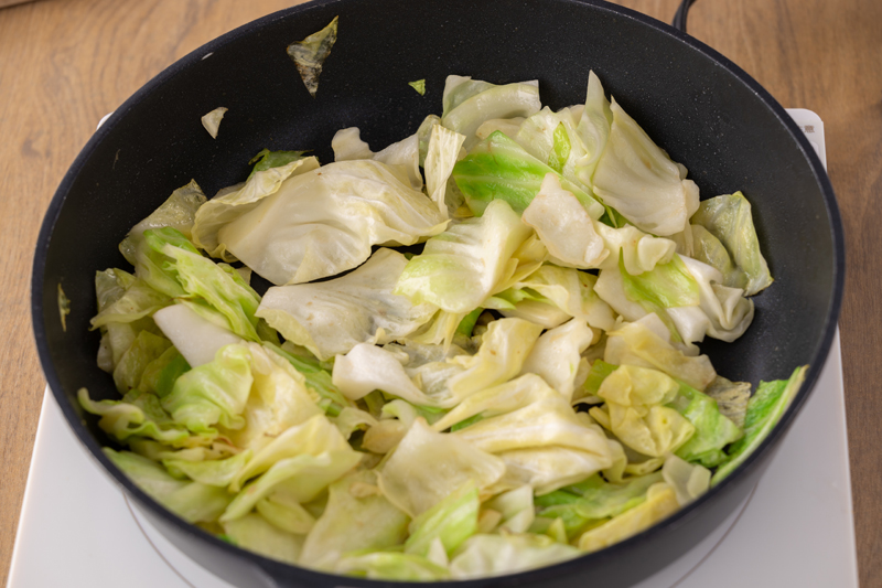 フライパンでツナの油を熱し、キャベツがしんなりするまで炒める