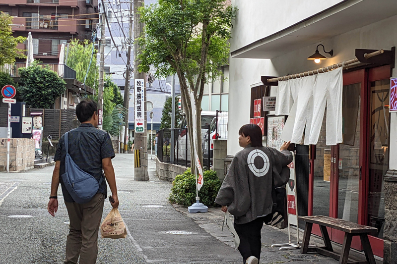 OMOレンジャーの案内で市内を散策。モダンなお店も多い