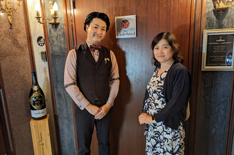 マスターの宮本幸明さんと。お店の前で（Bar Ladybird）