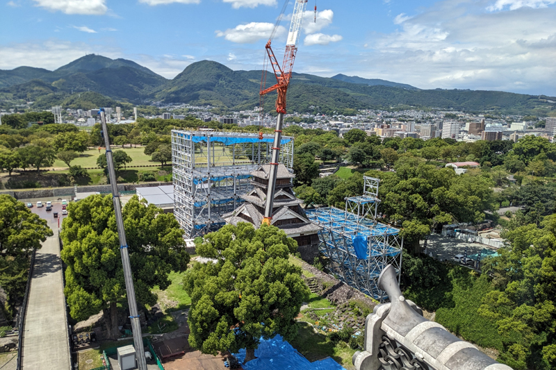 天守閣の展望フロアから国指定重要文化財の宇土櫓（うとやぐら）を望む