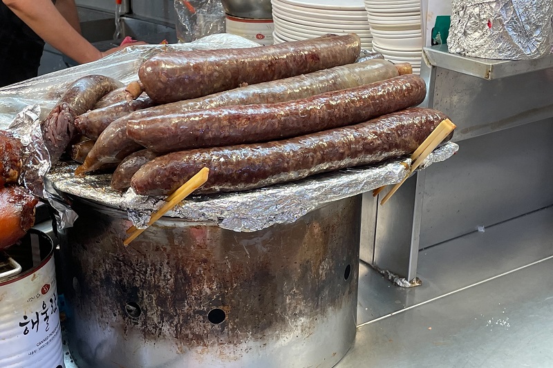 韓国料理の中には、日本人になじみのない料理もたくさん存在する（写真はスンデ）