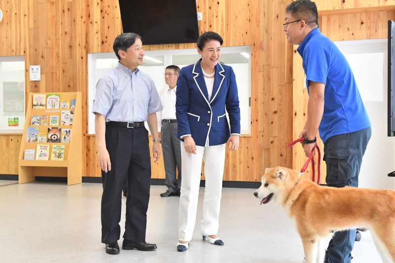 秋田犬の登場に嬉しそうな雅子さま（2019年9月7日、Ph／JMPA）