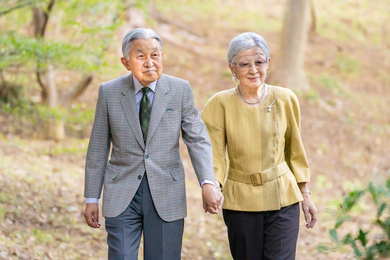 手を繋いで散策された上皇さまと美智子さま（2023年10月20日、Ph／宮内庁提供）