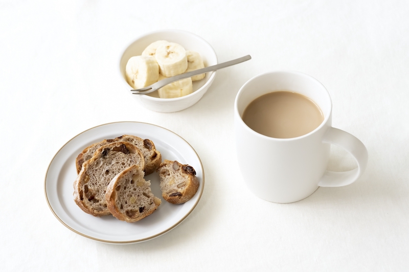 バナナとライ麦パンとカフェオレ