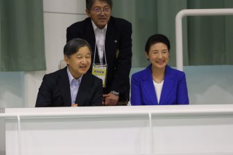 【鹿児島ご訪問】皇后雅子さま、傘からシューズまで「全身ブルー」　雨の中、お気に入りカラー「…