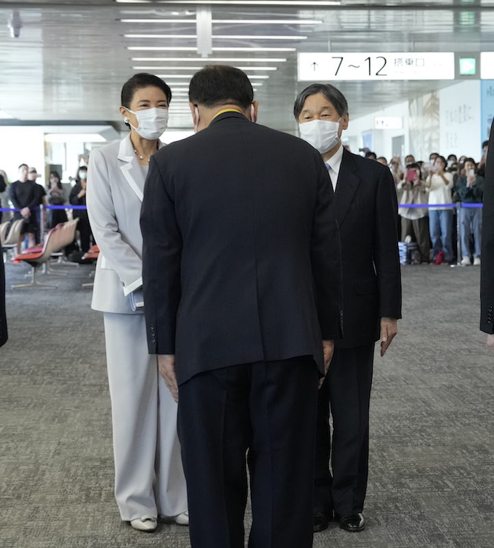 鹿児島空港にご到着のお二人（2023年10月7日、Ph／JMPA）