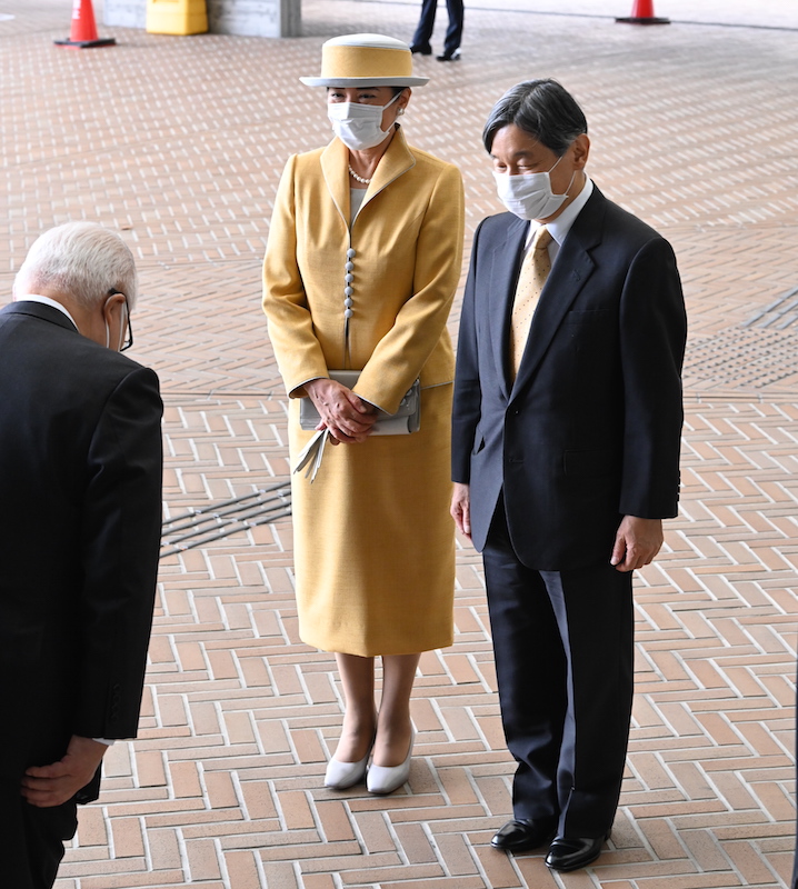 少し長めの丈のスカートが縦ラインを強調（2023年10月15日、Ph／JMPA）