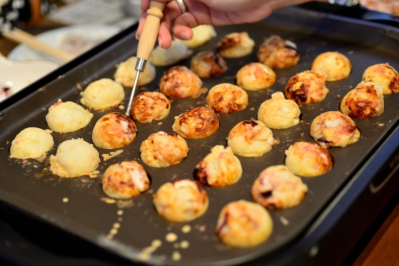 たこ焼きを焼いている