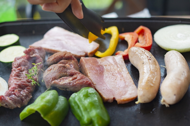 家族全員で温かい食事を囲めるのもホットプレートのメリット（Ph／photoAC）