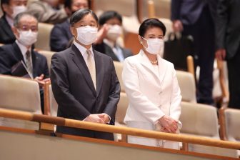 皇后雅子さま、ご夫婦で歌舞伎をご鑑賞　完璧なオールホワイトコーデで魅了