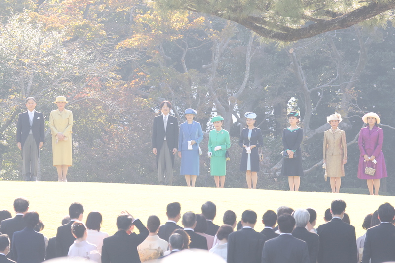 カラフルな洋装のかたがたが並んだ秋の園遊会（2023年11月2日、Ph／JMPA）