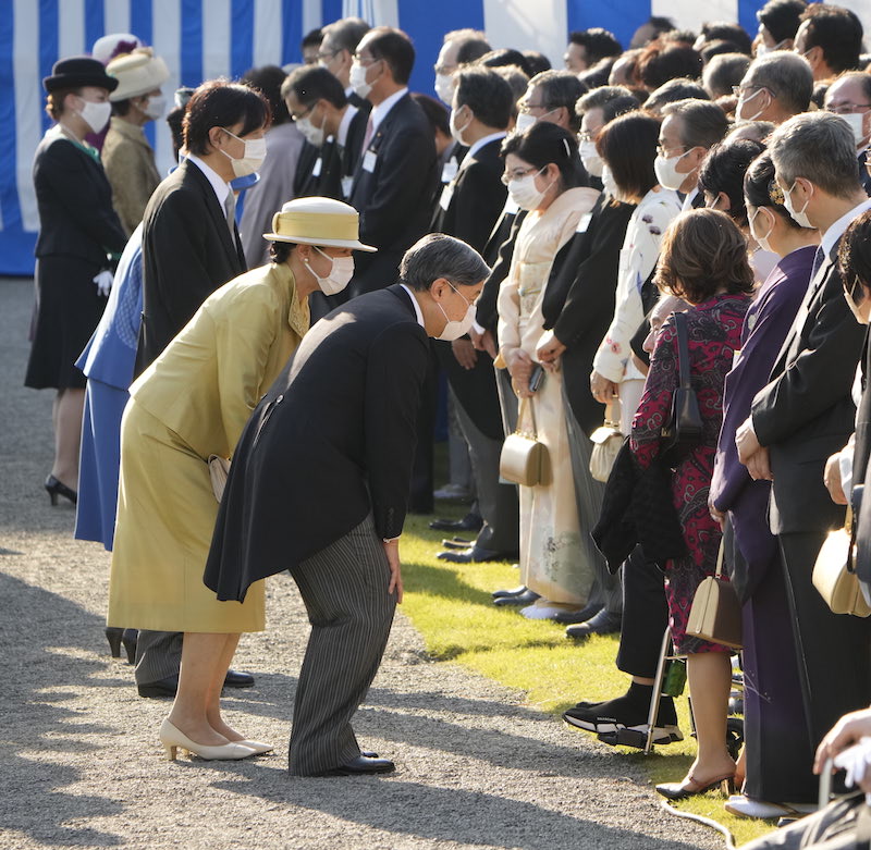 秋の園遊会にご出席の天皇皇后両陛下