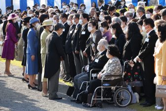 【5年ぶり秋の園遊会】皇后雅子さまがお召しになった黄色のツーピースは「秋らしさ」と「夏のよう…