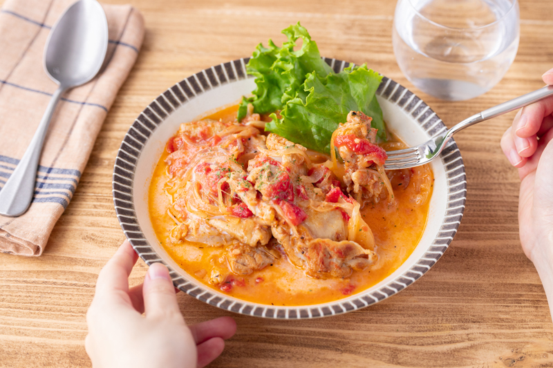 にんにく香る！トマト缶＆牛乳で濃厚な味わい「チキンのトマト煮」