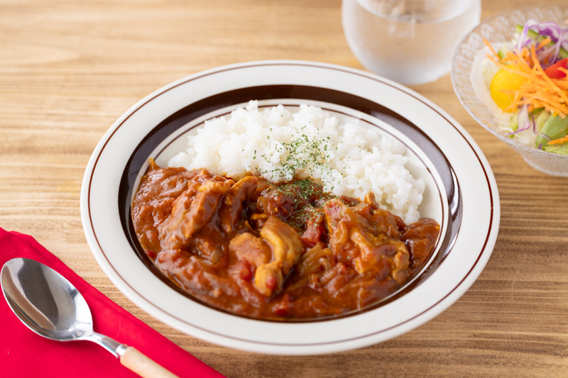 【A】を加えて全体に溶かし、弱火で5分煮込む。ご飯にかけたらでき上がり。