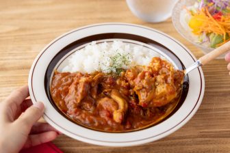 簡単に作れて濃厚すぎる“最強カレー”「無水トマトチキンカレー」【もあいかすみ ラクウマレシピ】