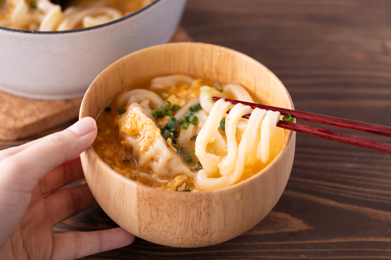 冷凍餃子と冷凍うどんで味付きバッチリ！時短＆簡単「ピリ辛きむたまうどん」【もあいかすみ ラクウマレシピ】