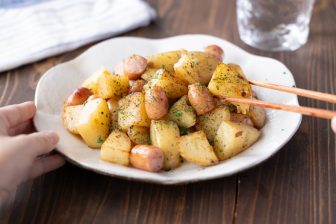 晩ご飯のおかず、お弁当、おつまみにも！簡単にできる万能「コンソメポテトウインナー」【もあい…