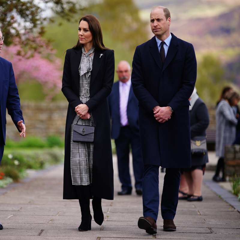 イギリスの炭鉱の村、アバーファンを訪問した夫妻（2023年4月28日、Ph／GettyImages）