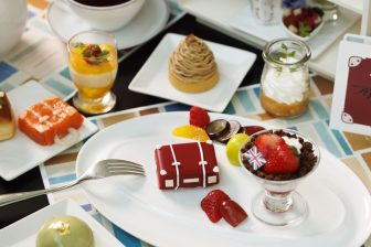 スーツケースを模した愛らしいスイーツも！英国ラゲッジブランド「グローブ・トロッター」とのコ…