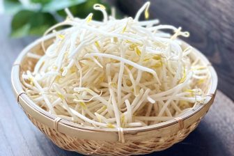 「もやしの袋に穴を開けて保存」はNG！野菜ソムリエプロが教える正しい保存方法とは？