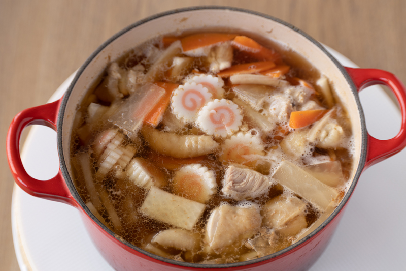 鍋で【A】、大根、にんじんを加えて沸かす。一煮立ちしたら鶏もも肉を加え、火が通ったらなるとを加えてさらに煮込む。