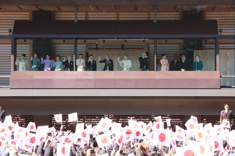 笑顔で手を振られる皇室のかたがた（2009年1月2日、Ph／JMPA）