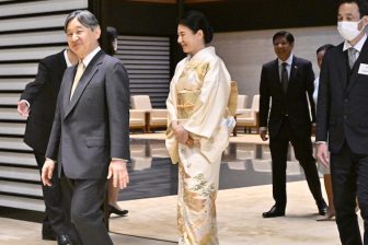 皇后雅子さま、各国首脳夫妻を招いた茶会に思い出の着物姿でお出ましに