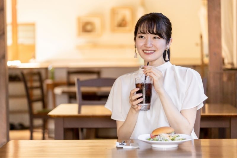 カフェにいる女性