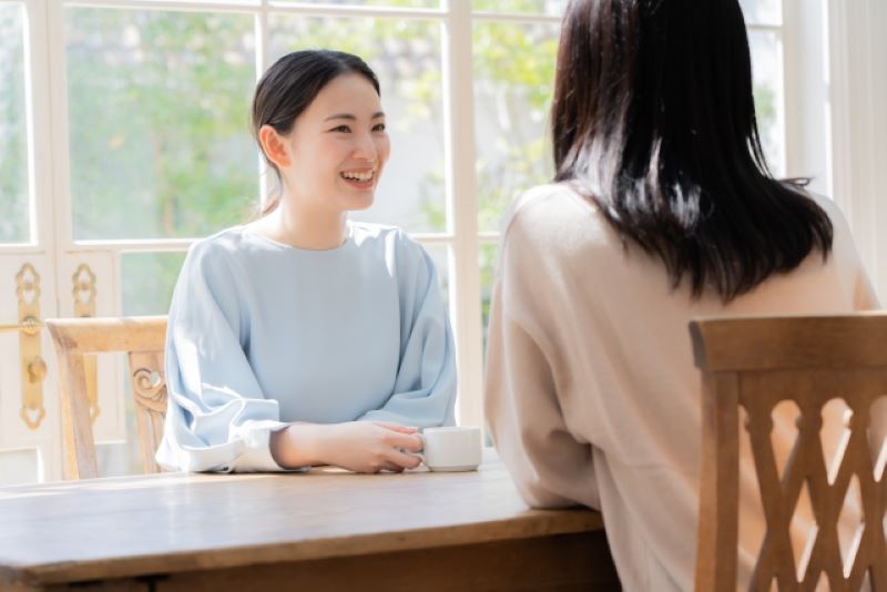 会話をする女性