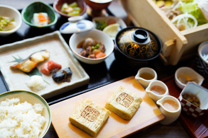 豪華な朝食。お米のうま味が引き立つ品揃え（定山渓　ゆらく草庵）