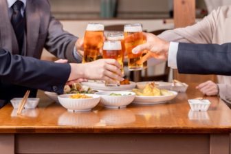 《年末年始は注意》ビールは中瓶1本まで！「脂肪肝」を予防するお酒の量の目安と食事、運動は？