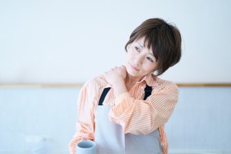 「サッと羽織る」「ネックレス感覚で着ける」で肩コリ改善!?　家電ライターが注目する“肩コリ改善…