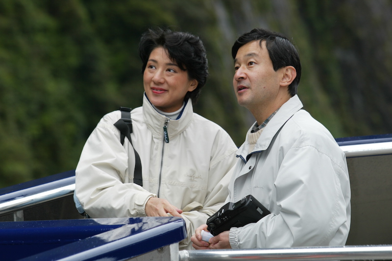 2002年12月、ニュージーランドを訪問され、雪が積もるフィヨルドランド国立公園の山岳地帯を訪れられた天皇陛下（当時は皇太子）と雅子さま