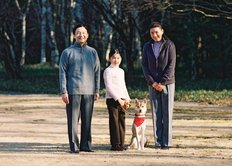 ご夫婦そろってジップ付きニットでほどよくカジュアルコーデに（2009年2月、Ph／宮内庁提供）