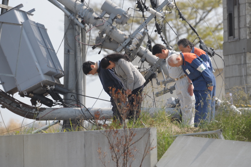 被災地で黙礼をされた（2011年6月、Ph／JMPA）