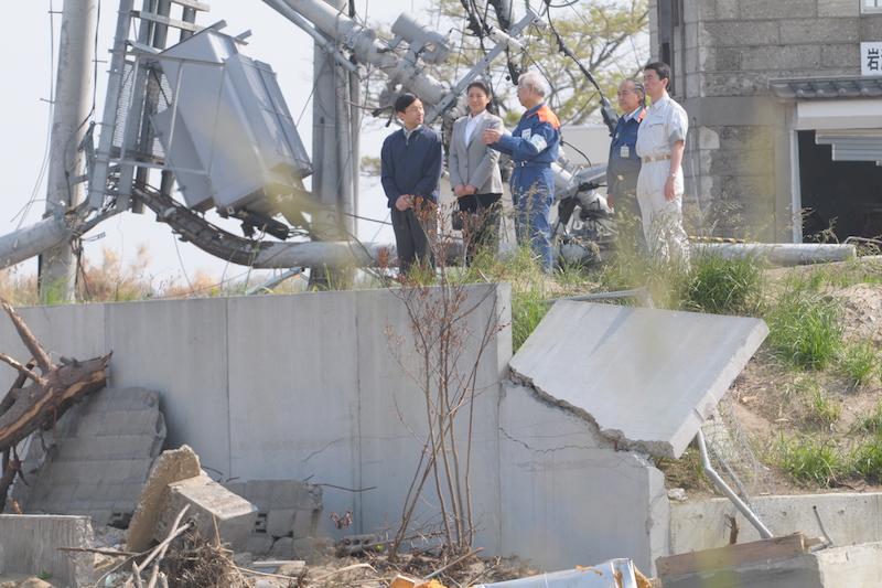 家などが流された被災地を訪ねられた天皇皇后両陛下（2011年6月、Ph／JMPA）