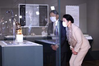 《リンクコーデでお出まし》皇后雅子さま、展覧会ご鑑賞はパンツスーツ＋スカーフのお気に入りフ…