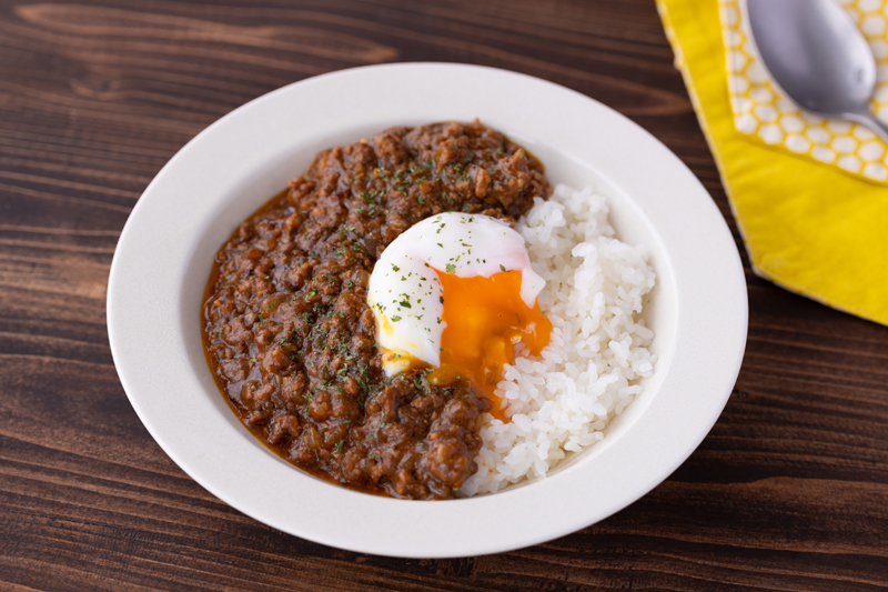 皿にご飯を盛り、【3】をかける。お好みで温泉卵、パセリをトッピングしたらでき上がり