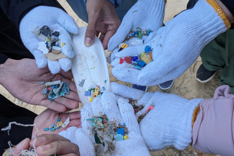 小さなプラスチックゴミが実は危険