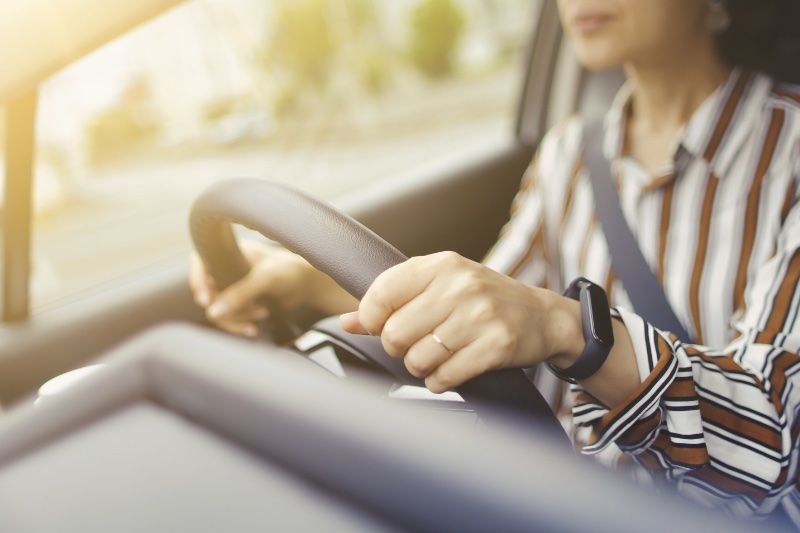 車を運転する女性