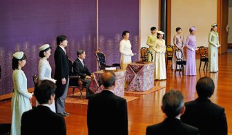 《歌に愛子さまご登場》皇后雅子さまはオフホワイトのドレス、歌会始で女性皇族方はペールカラー…