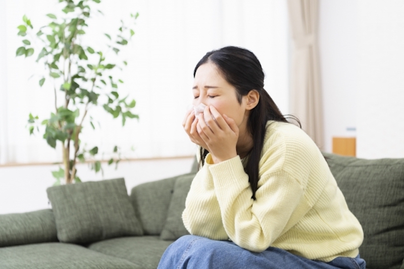 鼻をかむ女性