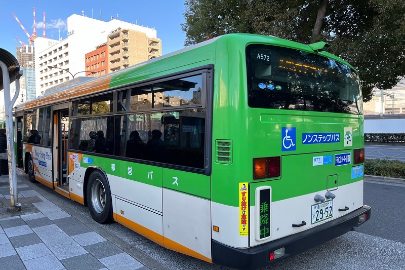 「一日乗車券」を握りしめてバスに乗り込んだオバ記者