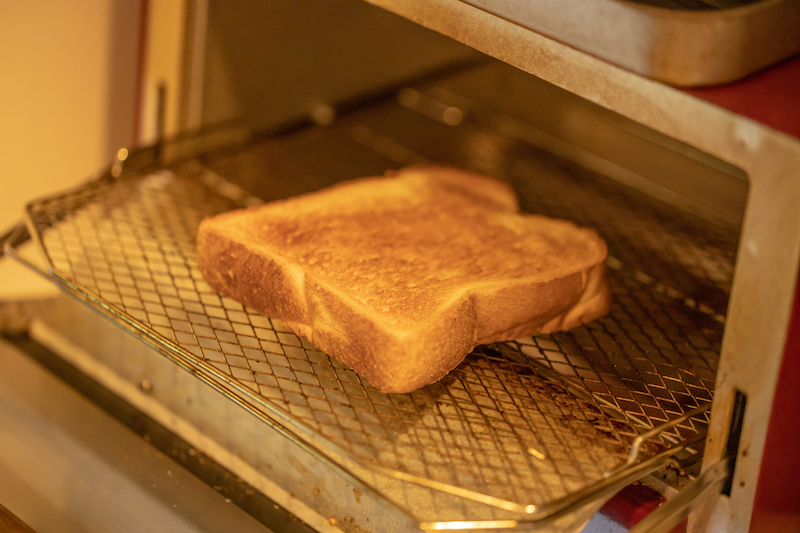 トースターに焼けた食パンが入っている