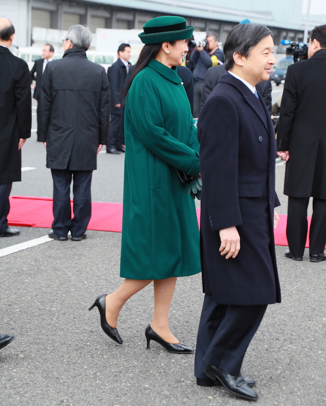 靴やバッグは引き締めカラーの黒でシックに（2017年2月28日、Ph／JMPA）